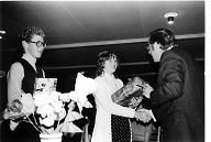 (vlnr) Richard van Klooster, Marga Kuipers, meester Lankreijer