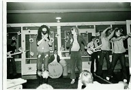 Mouth & MacNeal 
(vlnr) Rene van Schaik(gitaar), Hans Kreisel(zang "Mouth"), Leo Lemaire(drums), Annemieke van Beekum(zang "MacNeal"), Dirk Dral(gitaar), Jeanette van Meeteren(dans), en Marion Barneveld(dans)